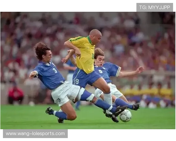 足球与影视巨星激情碰撞画面 视觉盛宴中的明星对话与跨界合作